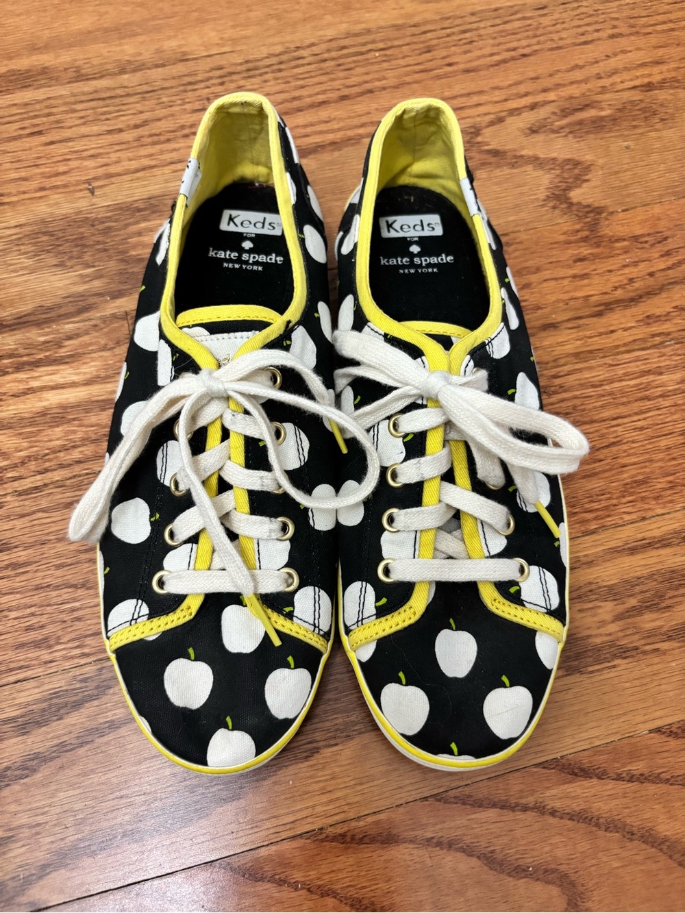 Kate Spade x Keds White Black Yellow Apple Print Canvas Sneaker Women’s Size 8.5 - Picture 3 of 10
